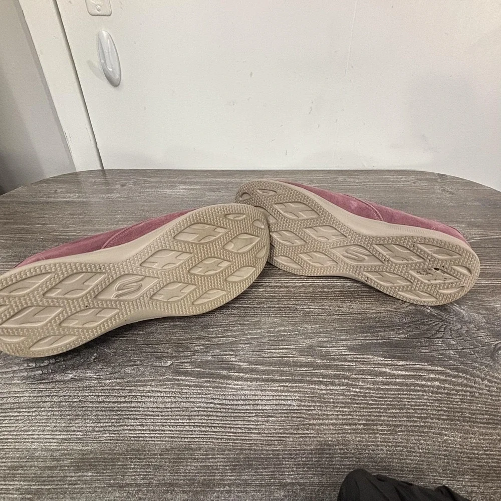 Skechers go shoes